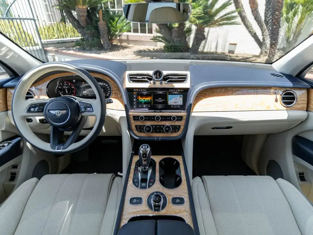 Image for 2024 Bentayga V8 at position 4
