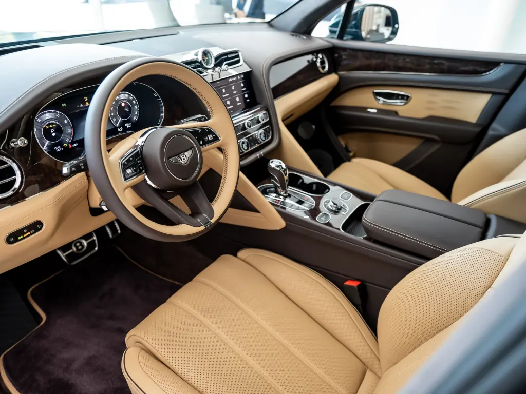 Image for 2025 Bentayga V8 at position 2