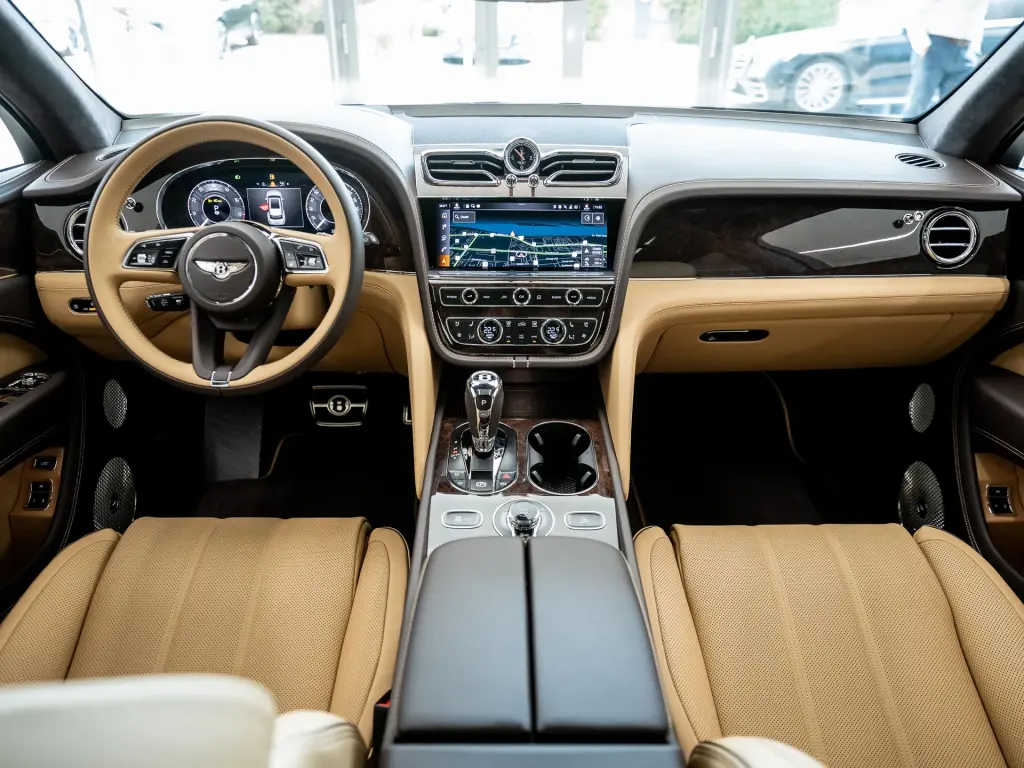 Image for 2025 Bentayga V8 at position 4