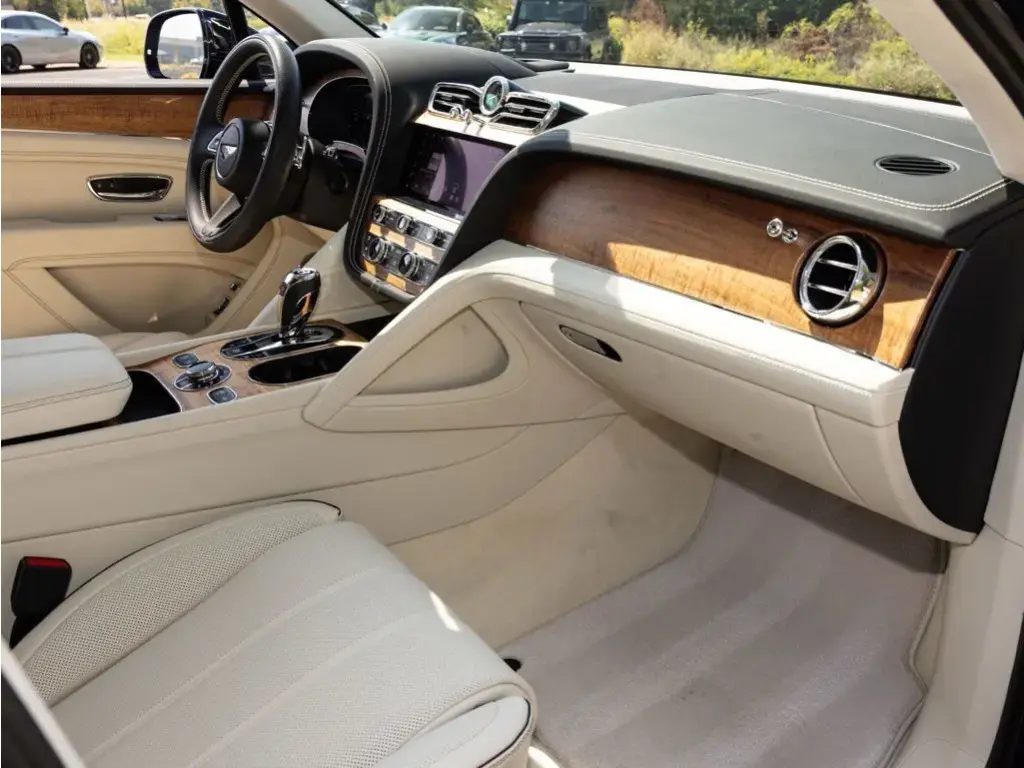Image for 2025 Bentayga V8 at position 2