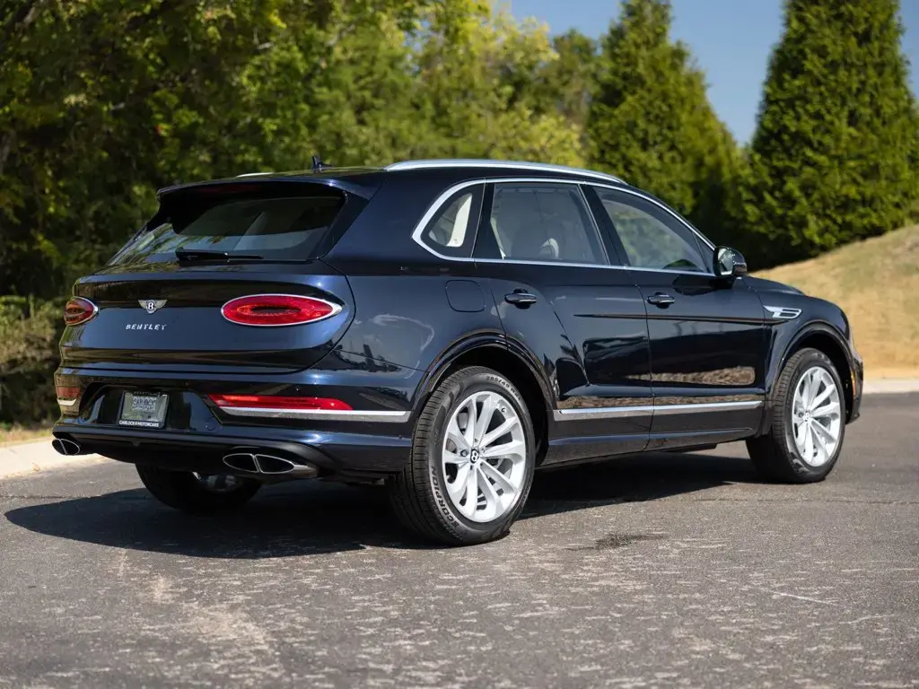 Image for 2025 Bentayga V8 at position 3