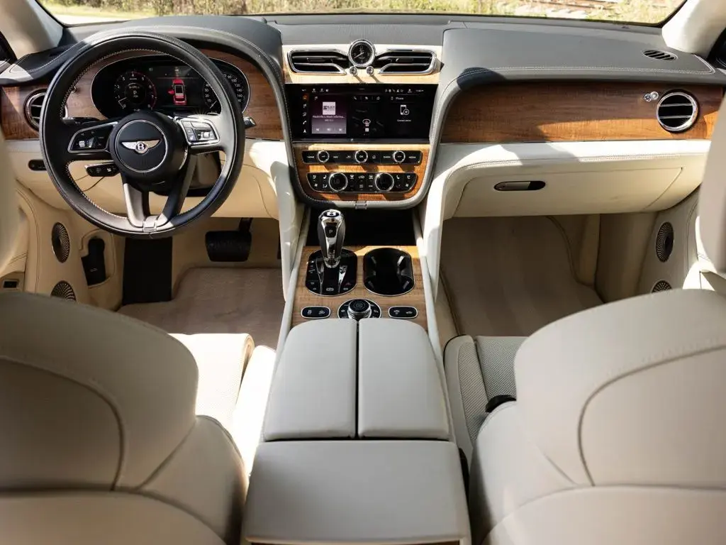 Image for 2025 Bentayga V8 at position 4