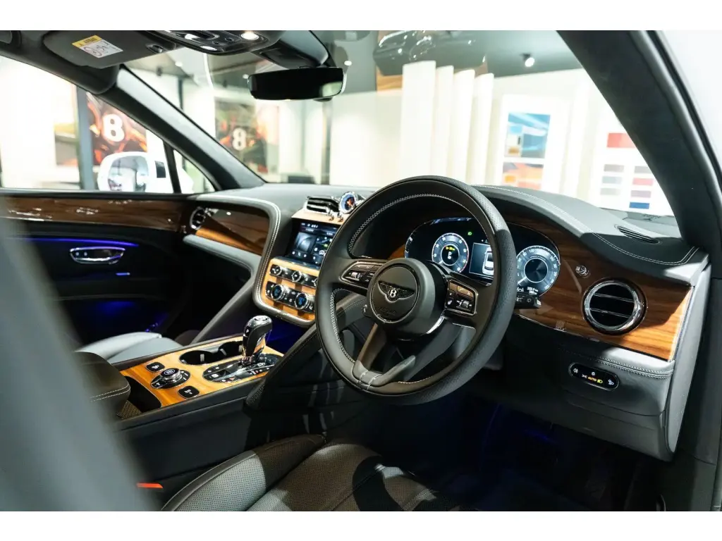 Image for 2025 Bentayga V8 at position 4