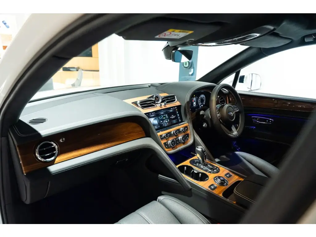 Image for 2025 Bentayga V8 at position 2
