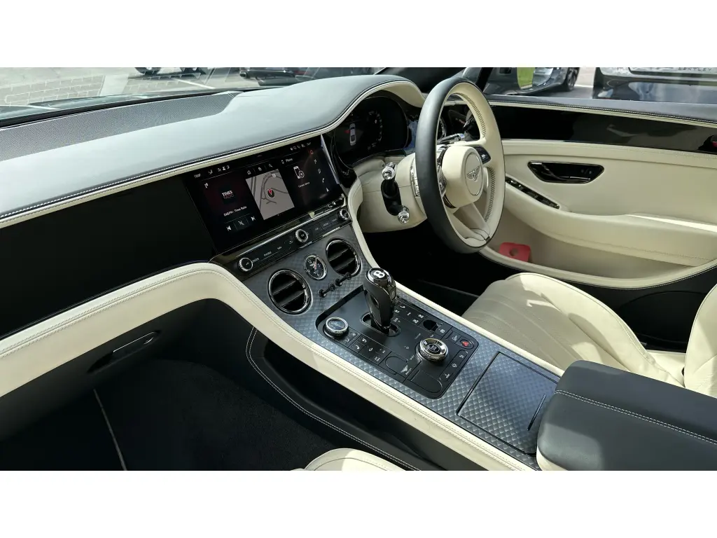 Image for 2025 Continental GT Black Edition V8 Hybrid at position 2