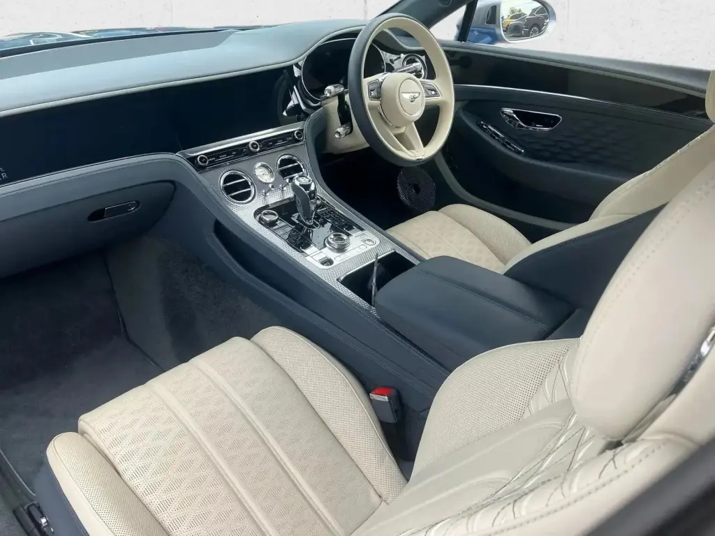 Image for 2025 Continental GT Convertible Mulliner V8 Hybrid at position 2