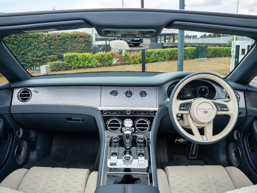 Image for 2025 Continental GT Convertible Mulliner V8 Hybrid at position 4