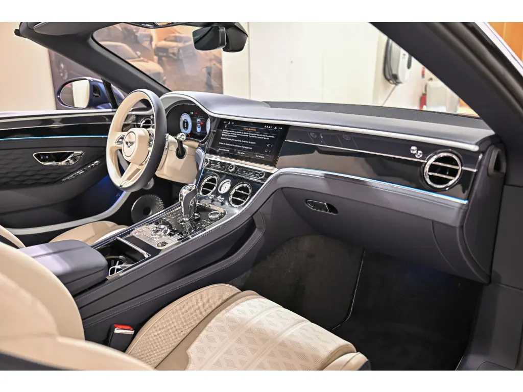 Image for 2026 Continental GT Convertible Mulliner V8 Hybrid at position 4