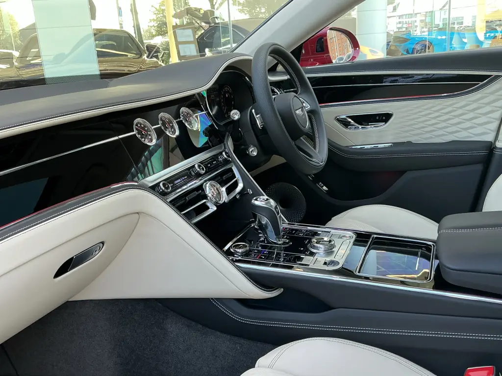 Image for 2026 Flying Spur Azure V8 Hybrid at position 2