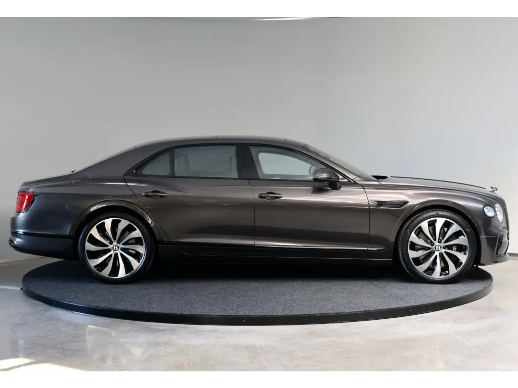 Image for 2026 Flying Spur V8 Hybrid at position 5