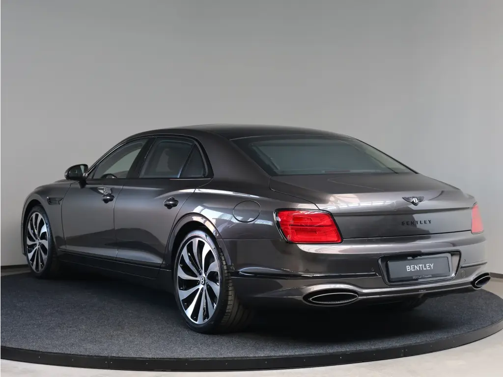 Image for 2026 Flying Spur V8 Hybrid at position 3