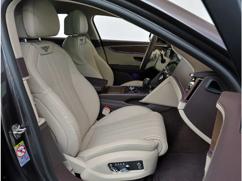 Image for 2026 Flying Spur V8 Hybrid at position 2