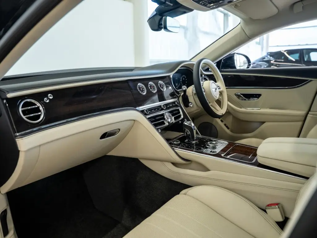Image for 2026 Flying Spur V8 Hybrid at position 2