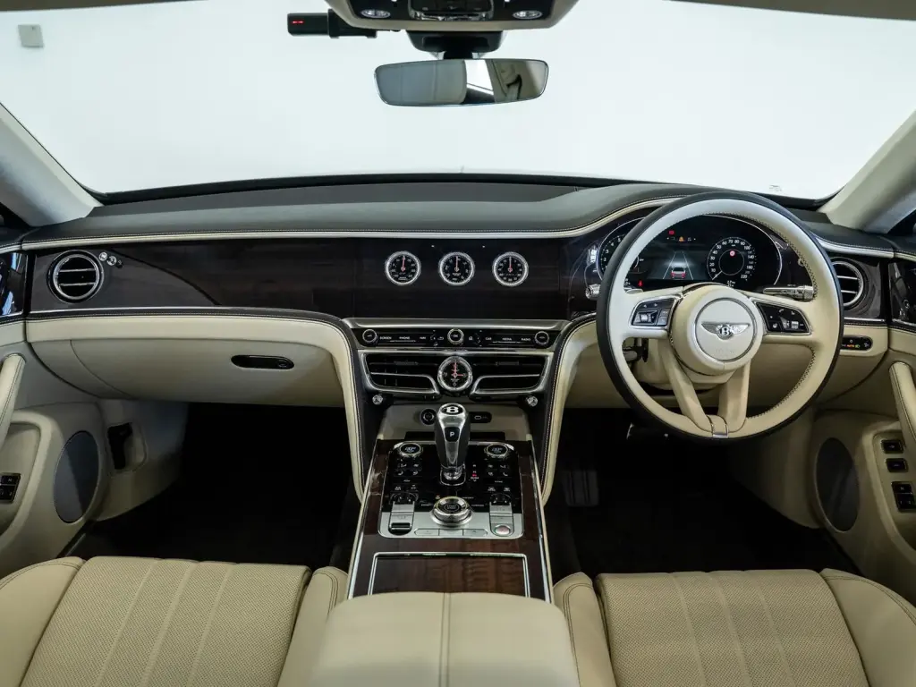 Image for 2026 Flying Spur V8 Hybrid at position 4