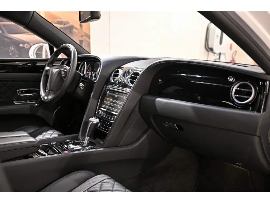 Image for 2018 Flying Spur V8 at position 4