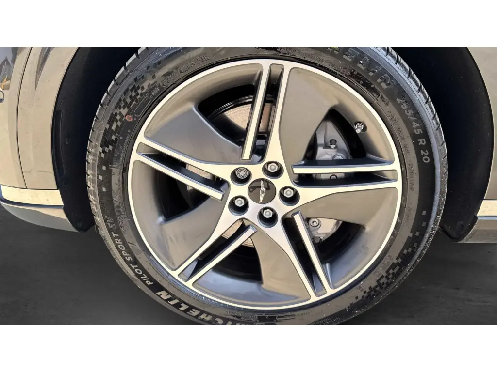 2025 Electrified GV70 Dynamic