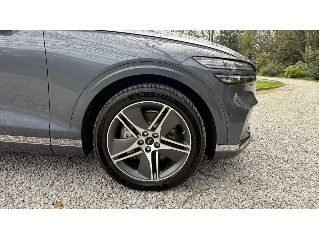 2025 Electrified GV70 Luxury