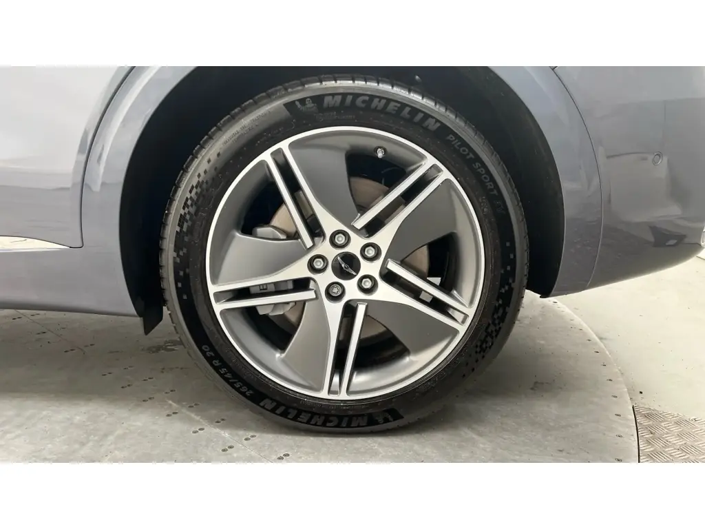 2025 Electrified GV70 Luxury