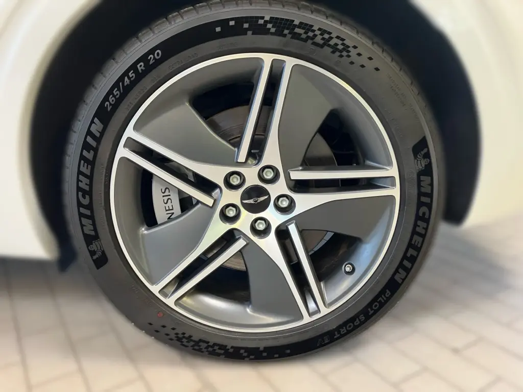 2025 Electrified GV70 Luxury
