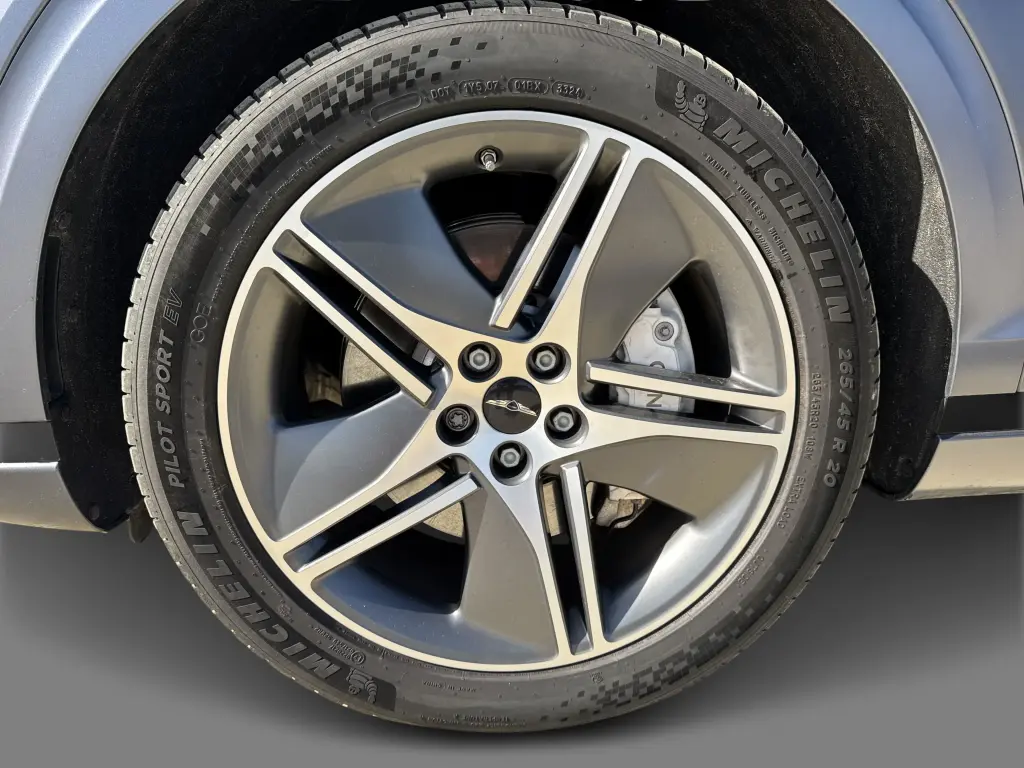 2025 Electrified GV70 Luxury