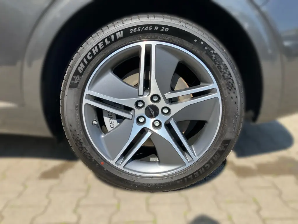 2025 Electrified GV70 Luxury