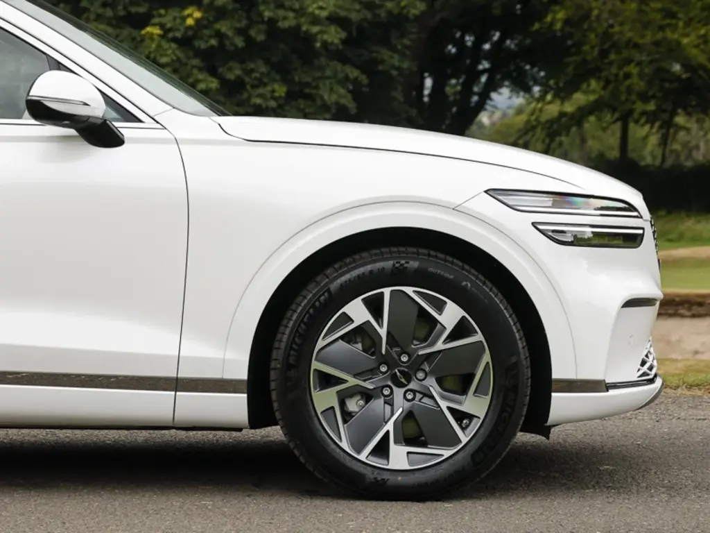 2025 Electrified GV70 Pure