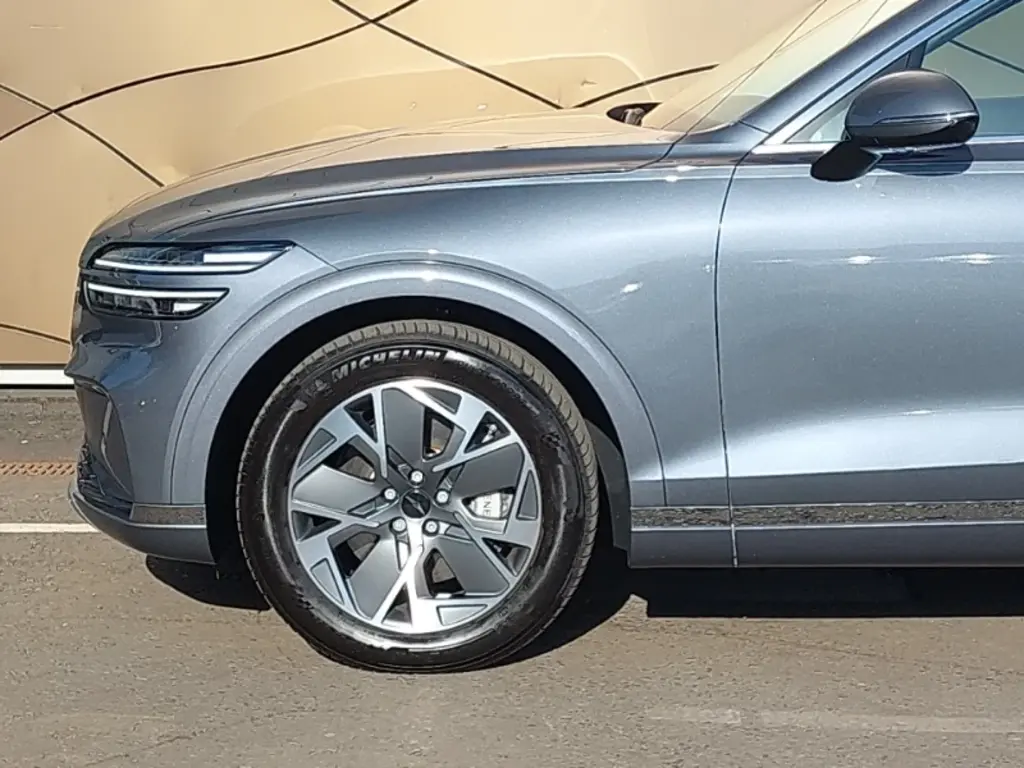 2025 Electrified GV70 Pure