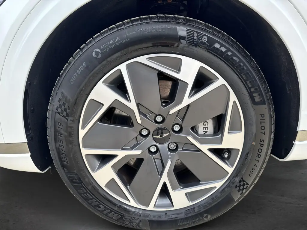 2025 Electrified GV70 Pure