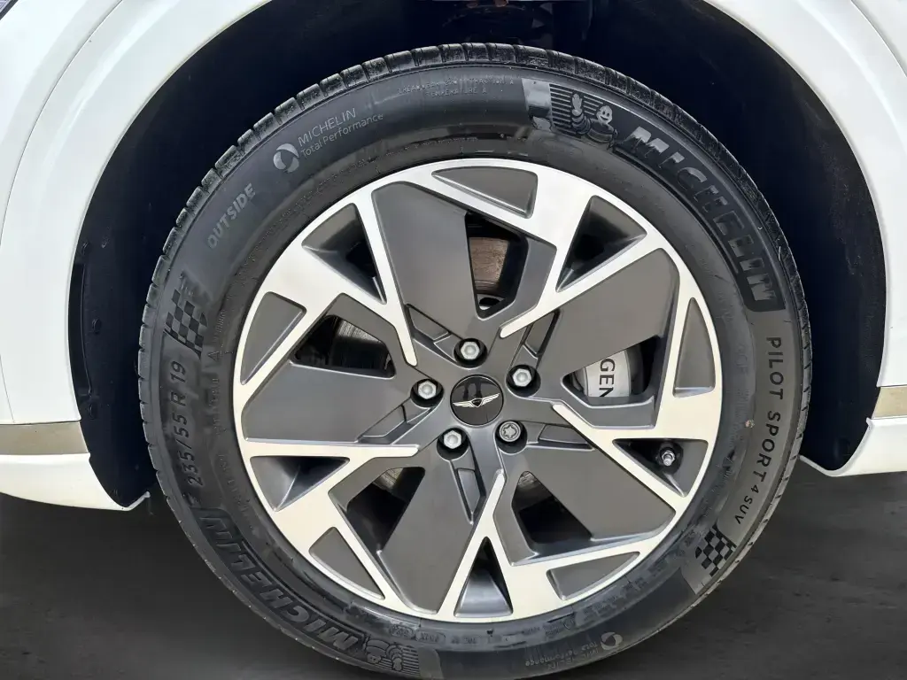 2025 Electrified GV70 Pure