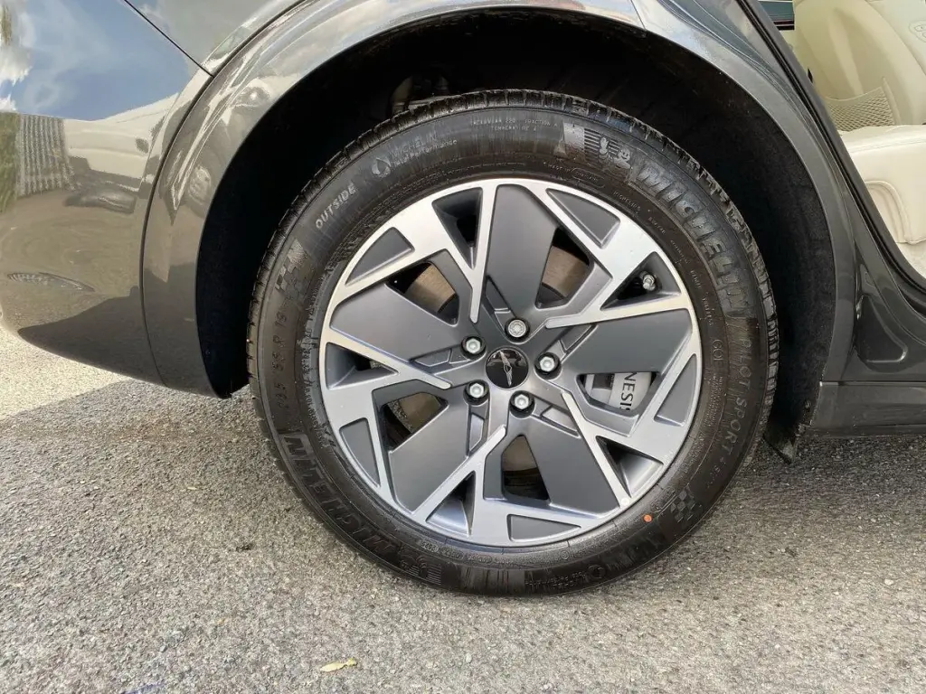 2025 Electrified GV70 Pure