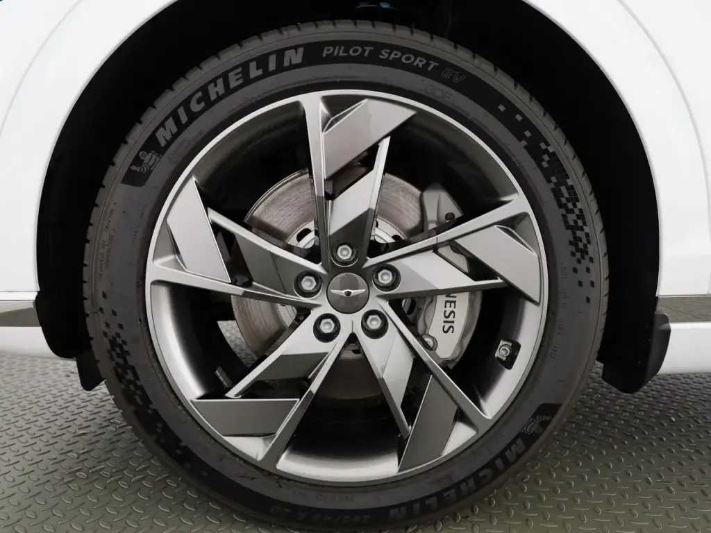 2024 Electrified GV70 Sport 360kW AWD