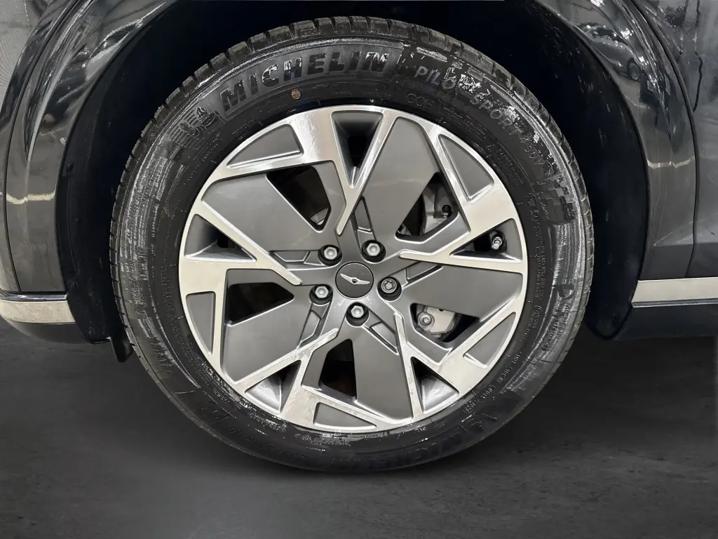 2024 Electrified GV70 Sport 360kW AWD