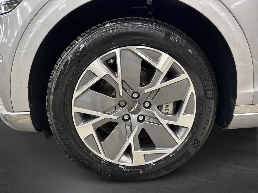 2024 Electrified GV70 Sport 360kW AWD