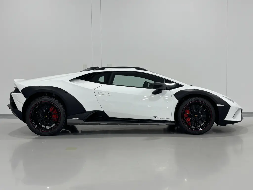 Image for 2024 Huracán Sterrato at position 2