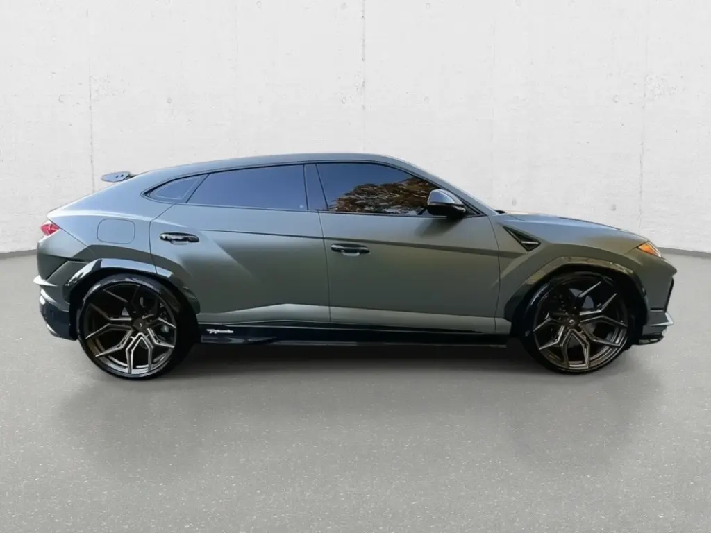 Image for 2023 Urus Performante at position 2