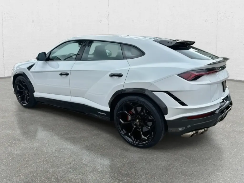 Image for 2024 Urus Performante at position 3
