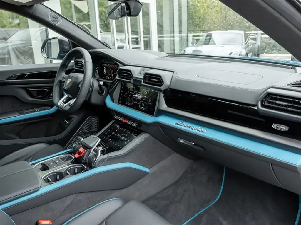 Image for 2025 Urus SE at position 6