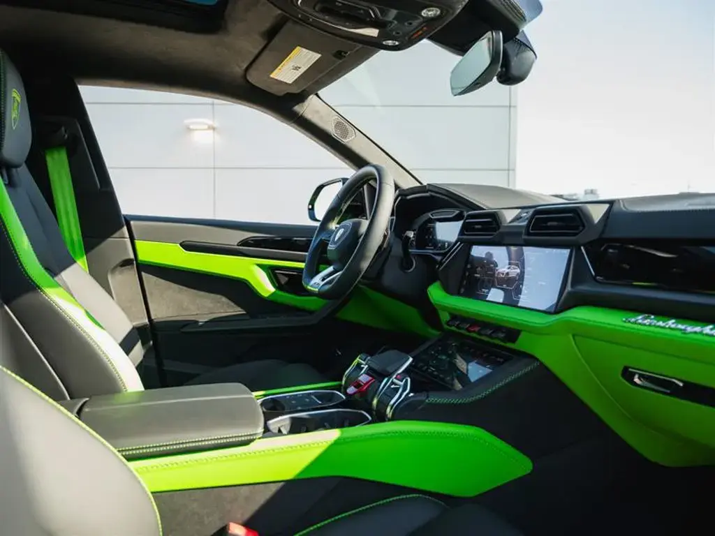 Image for 2025 Urus SE at position 6