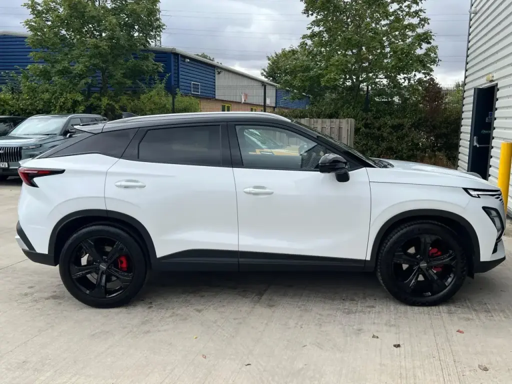 Image for 2025 OMODA 5 Noble Petrol at position 4