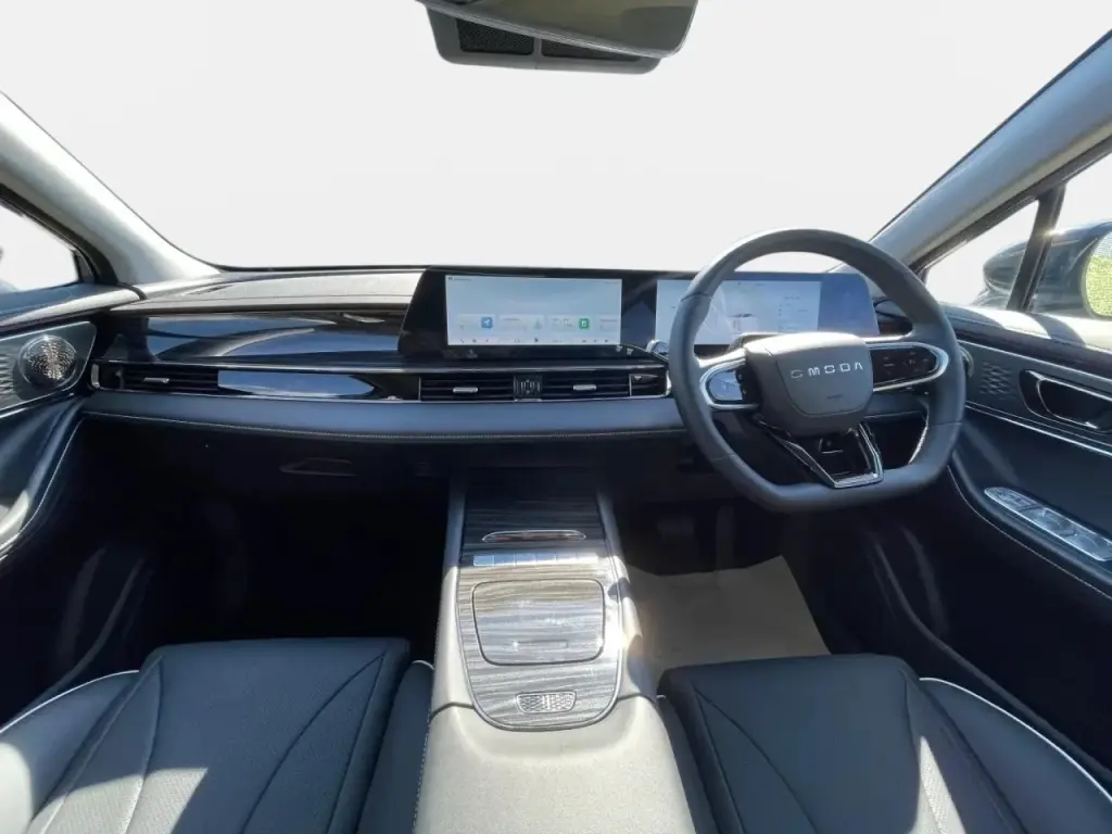 Image for 2025 OMODA E5 Noble Electric at position 3