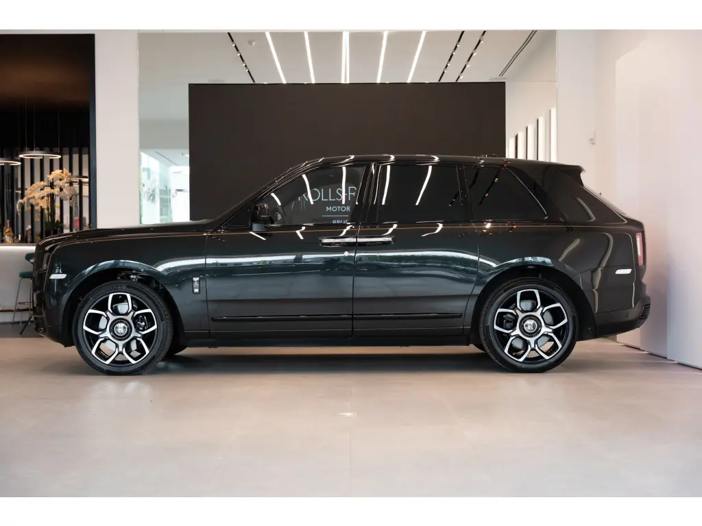 2022 Black Badge Cullinan image