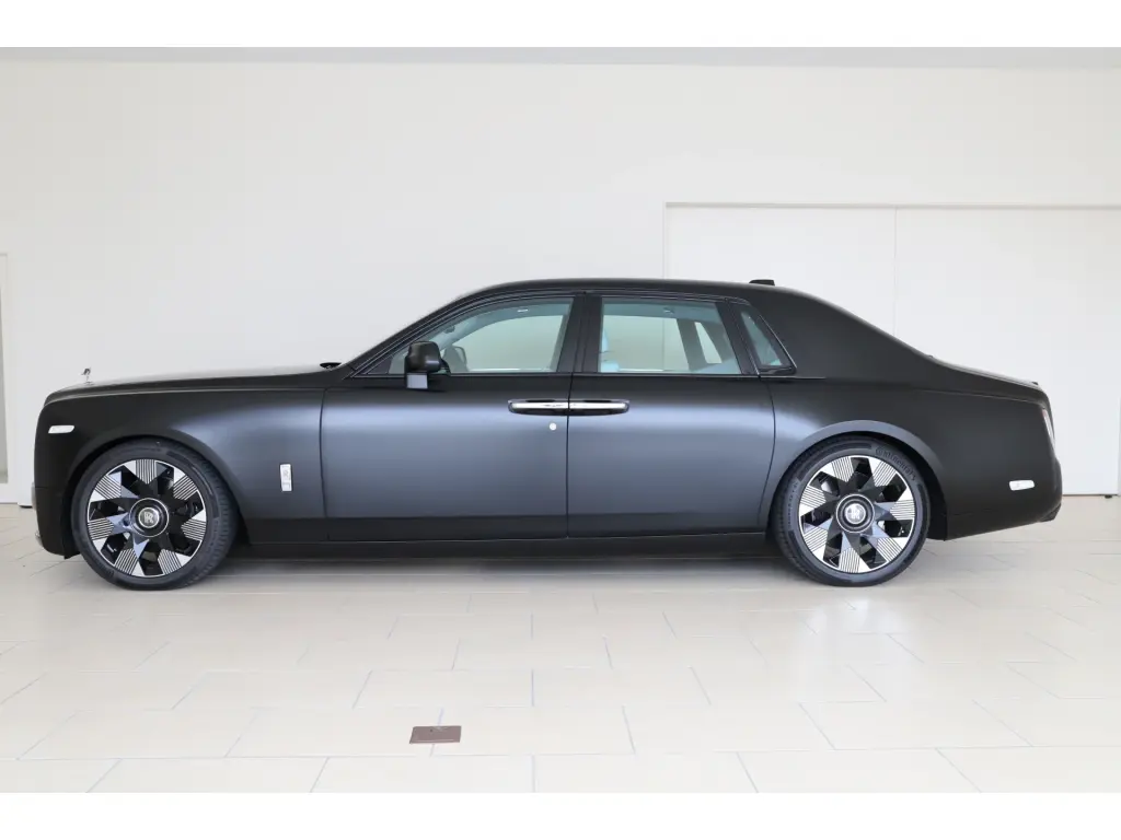 2023 のロールスロイス Phantom Phantom Bespoke Exterior Colour 