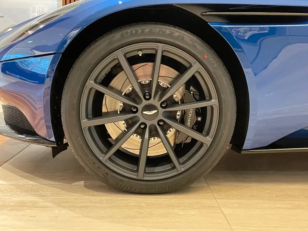 2022 DB11 V8 Coupe thumbnail vehicle image 3