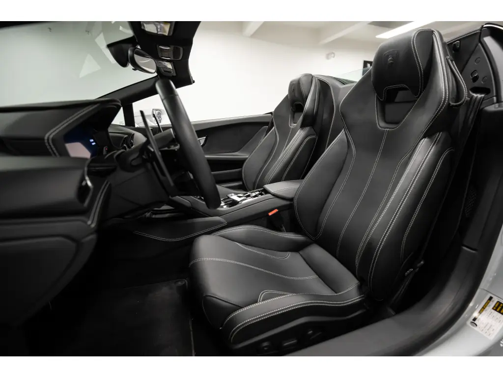 Huracán Lamborghini con acabados en Bianco Icarus con Nero