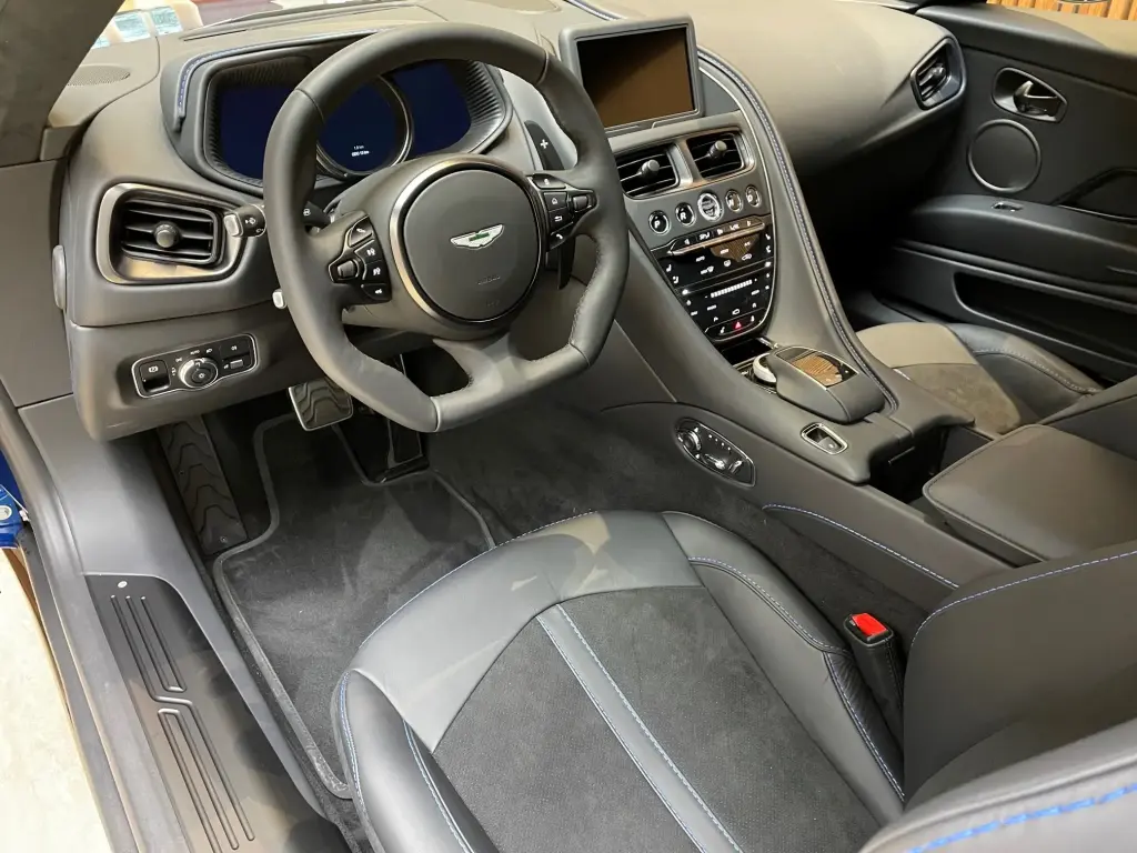 2022 DB11 V8 Coupe thumbnail vehicle image 2