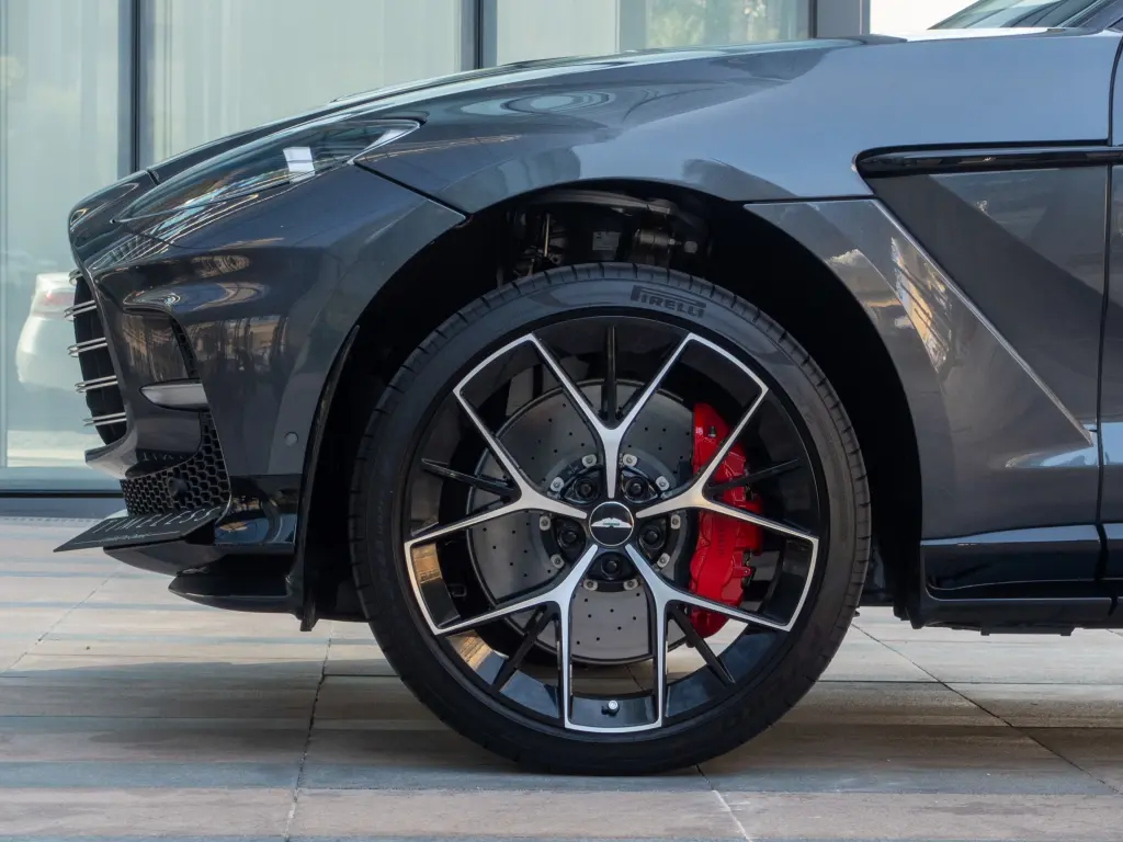 2024 DBX 707 SUV thumbnail vehicle image 3