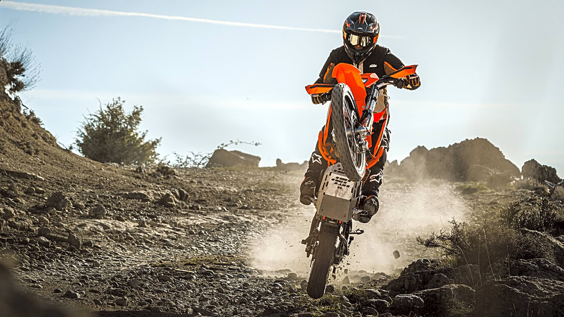 Es mangelt nicht an Vortrieb bei den 2026er KTM-Einzylindern 690 SMC R und 690 Enduro.