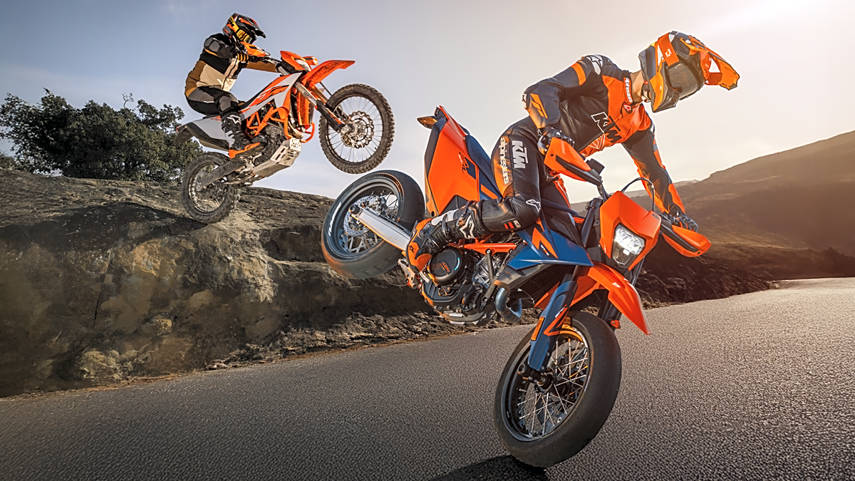 Spielgesellen im 2026-er Kleid: KTM 690 SMC R (vorne) und 690 Enduro R.