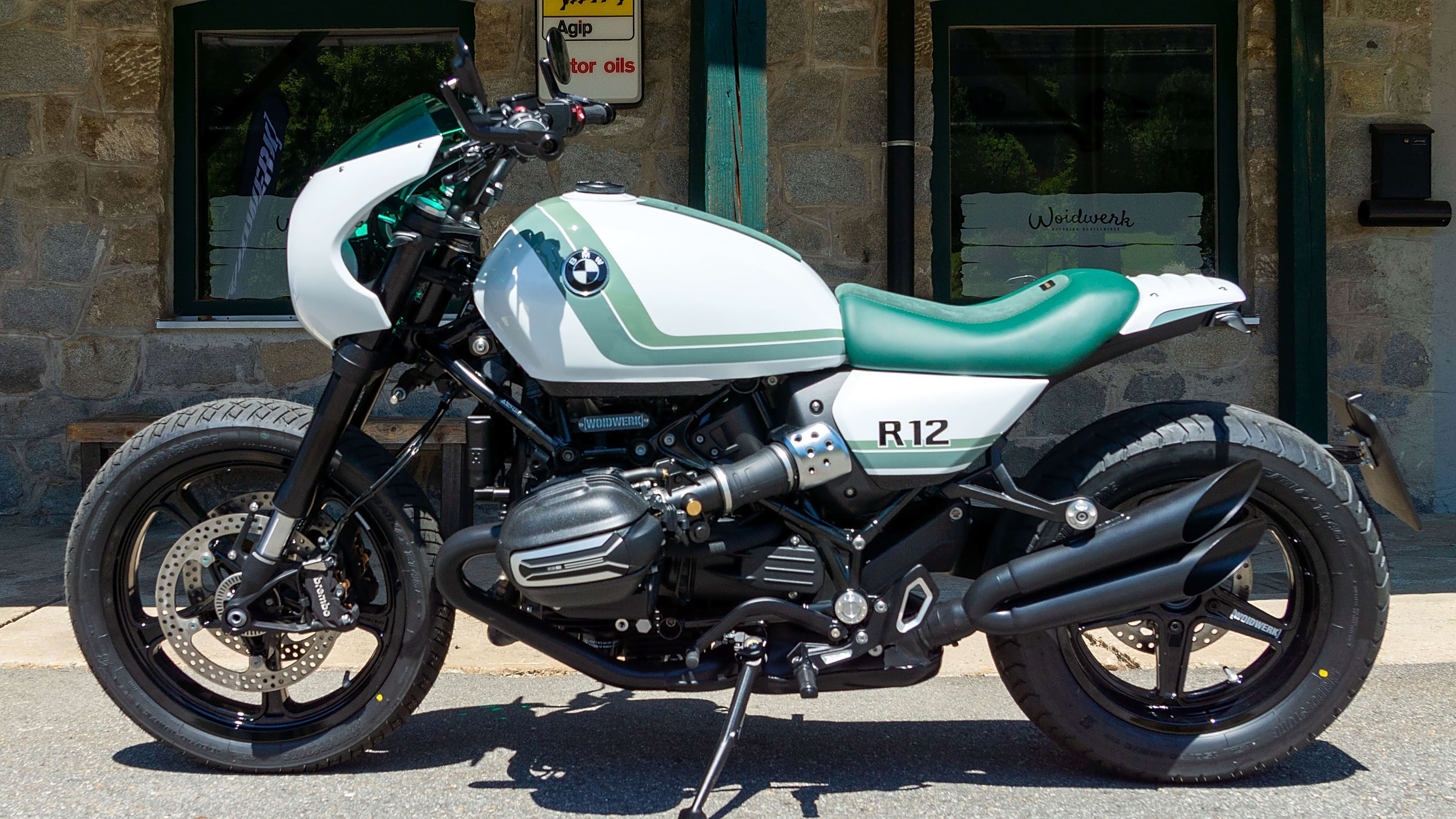 Eigenwilliges Farbkonzept, stimmige Proportionen: Die R 12 aus dem Duo „Speed Sisters“.