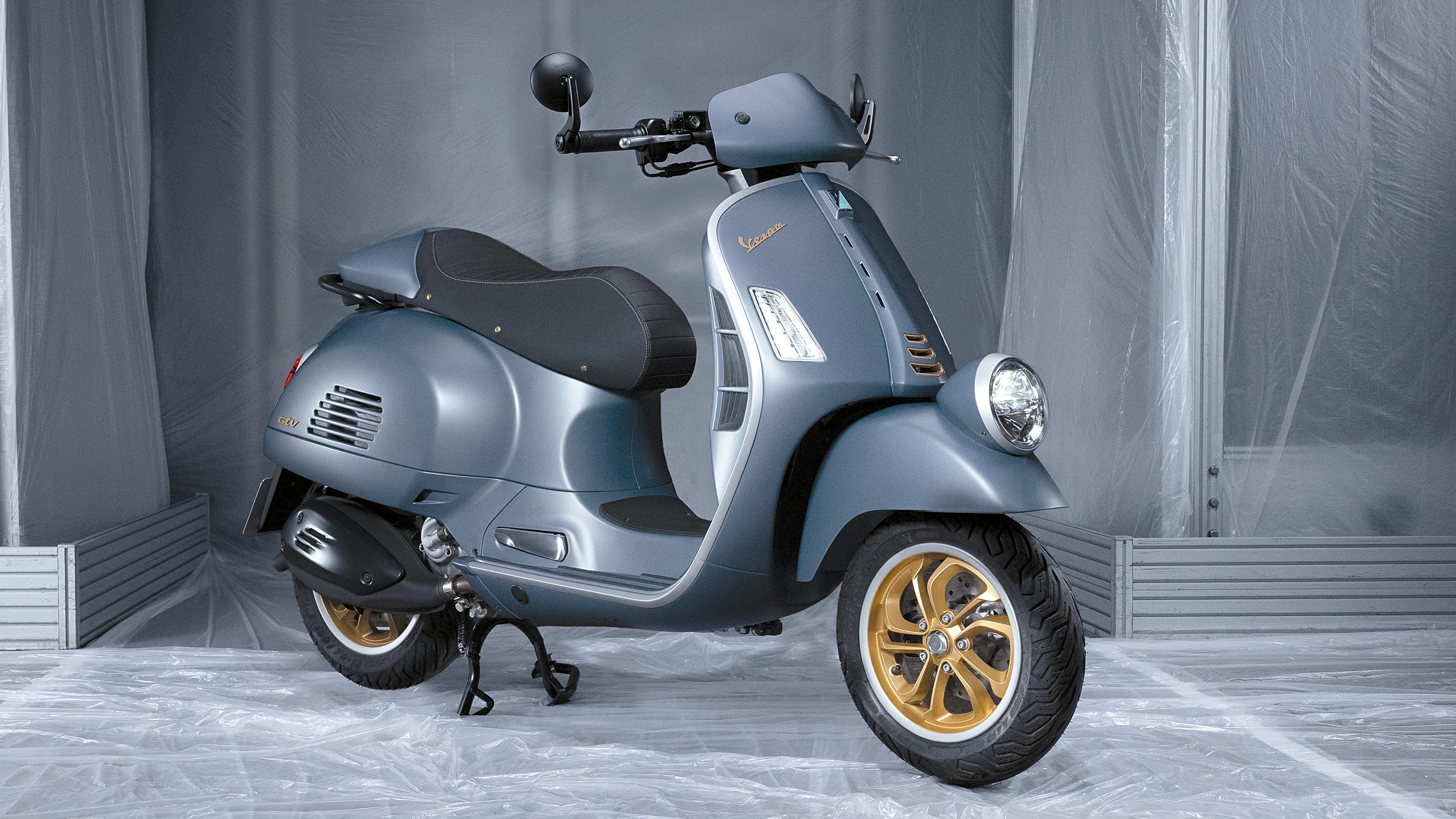 Die Vespa GTV 310 fährt unter anderem mit Lenkerendenspiegeln, einem